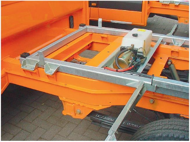 the tray which can be used for securing goods. The maximum force for securing goods with the lashing rings is 400kg with a minimum angle of 30 degrees.