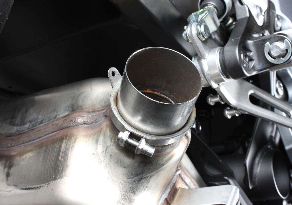 this procedure! F 03 INSTALLATION OF THE AKRAPOVIČ EXHAUST SYSTEM: 1.