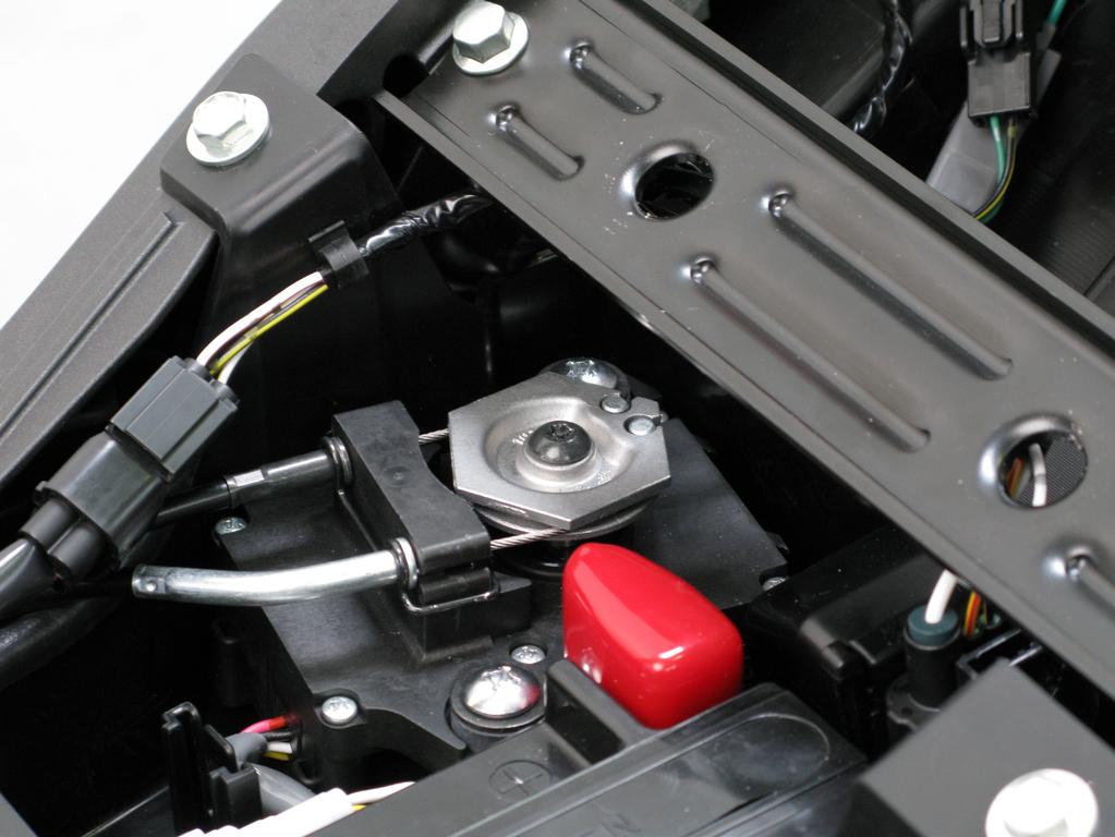 4. Undo the safety pin and remove the exhaust valve cables off the servo motor (Figure 3, 4).