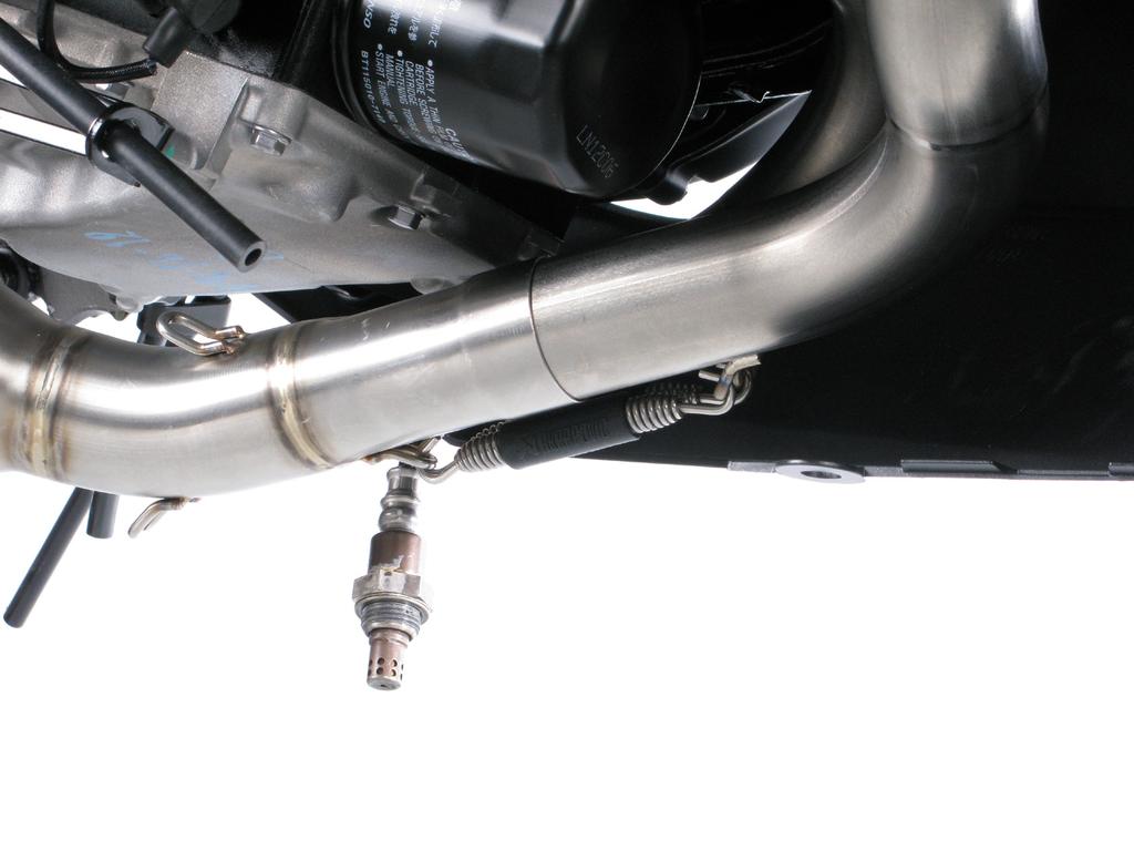 Slide the Akrapovič collector onto the header pipes, attach springs and lambda sensor in to the collector (Figure 14, 15).