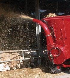 The hydraulically driven straw blower throws the straw up to a width of 15 m into the stable.
