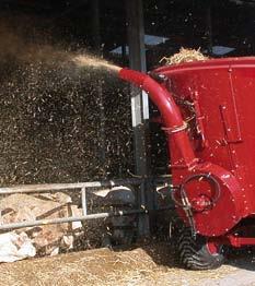 The hydraulically driven straw blower throws the straw up to a distance of 15 m into the feeding area.