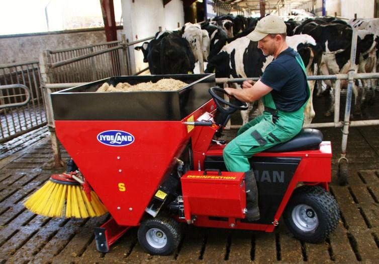 BOBMAN S SPREADER Quick and effective spreader for small dairy farms Scrapes the slats, sweeps the stall and spreads the bedding in only one pass!