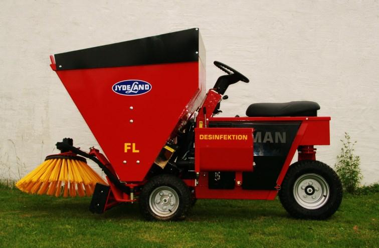 BOBMAN FL SPREADER Front-loading and compact spreader for medium farms Sweeping in the stalls for 120 cows, cleaning the BOBMAN FL slatted floor and spreading the bedding with disinfectant will take