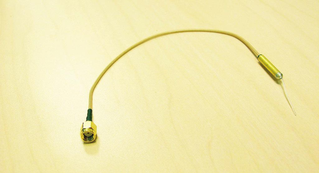 4GHz, 6cm (C4-AK-6cm) Remove the antenna from its packaging.