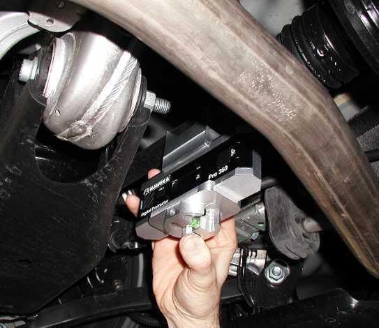 Front Axle: Mercedes E-Class (Type W211) Position the inclinometer with the prism adaptor between the two position points of the suspension arm, then adjust the