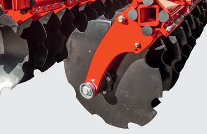 The height of the levelling tines, which are 14 mm thick and feature tangential geometry, is adjusted when the position of the rear roller is changed.