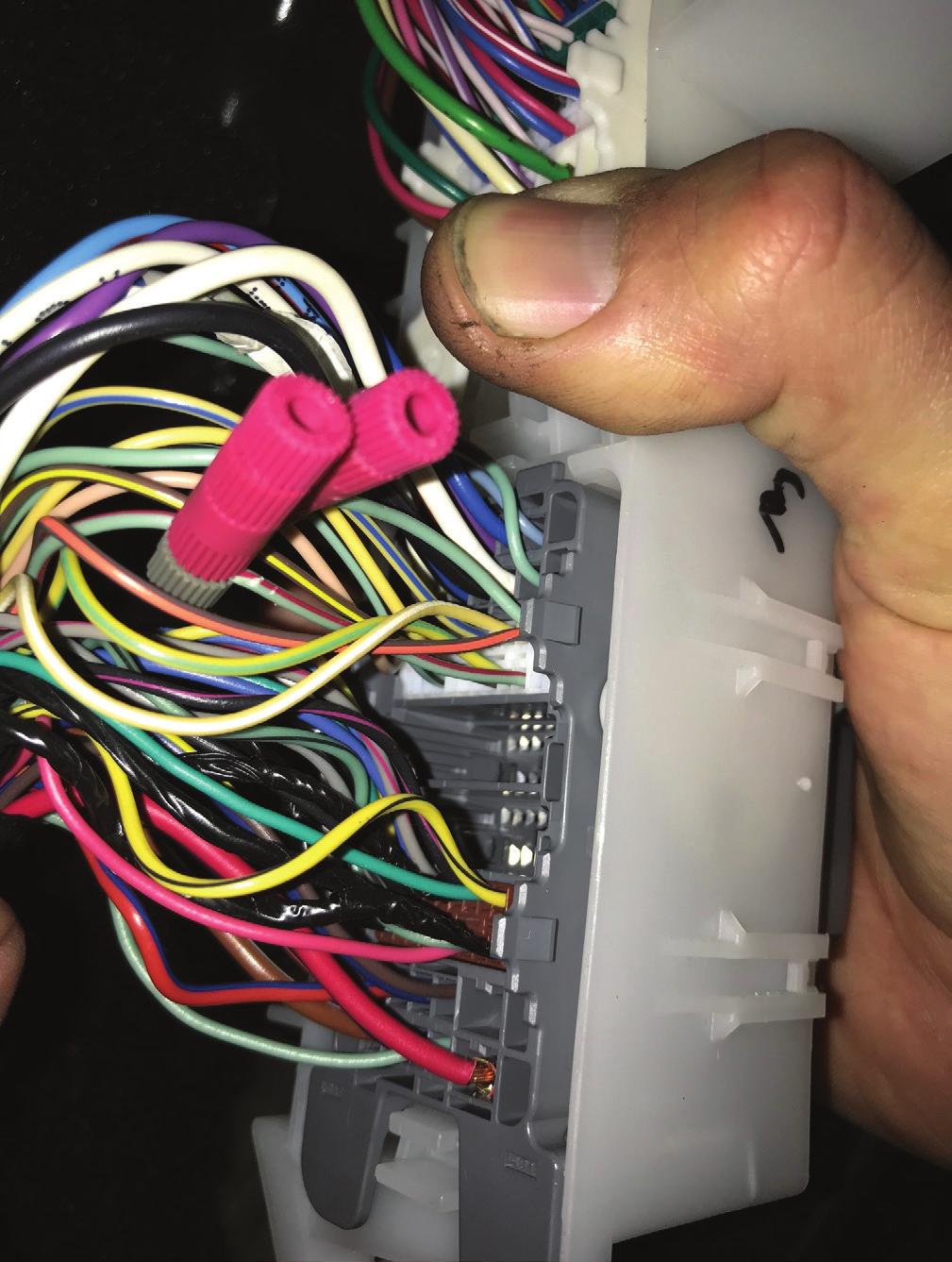White Connector on Passenger side Blue Connector on Driver side Navy Blue Light Green Light Blue Light Grn/Red Stripe Driver Side: The short Trigger wire (purple with black stripe) needs to have a