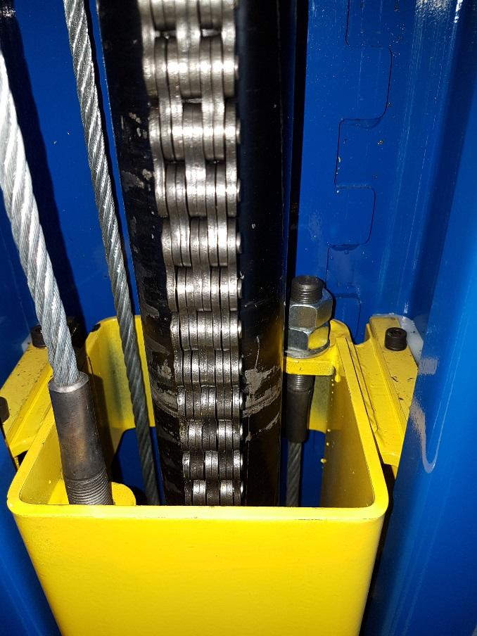 STEP 10. Lift the yellow carriage on both columns until the top of the carriage is over the top of the cylinder. Rest the carriage on the automatic safety locks.