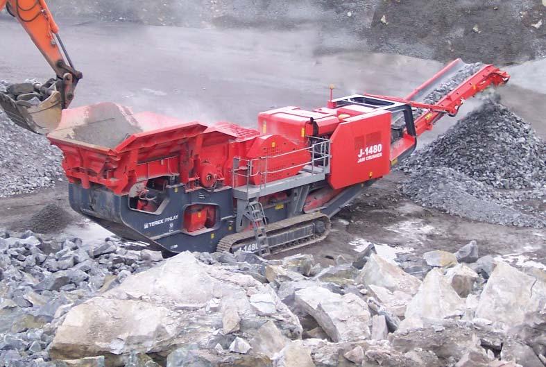 The hydrostatic drive, independent hydraulic pre-screen, heavy duty vibrating feeder, with automatic control to regulate the feed into the crusher ensures that the machine delivers maximum