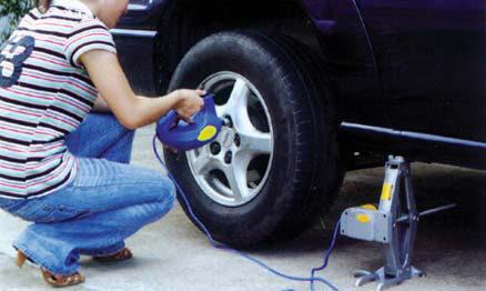 Step four: Loosening the screw on the tire with the electric wrench.