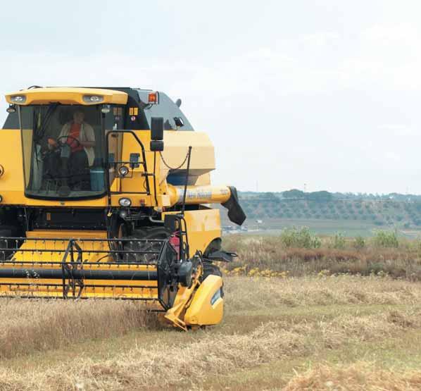 A HOST OF FEATURES KEEP UP PRODUCTIVITY ALL DAY LONG A fast ground speed can be maintained in any type of crop, whatever the maturity of the straw, thanks to a high capacity New Holland cutting