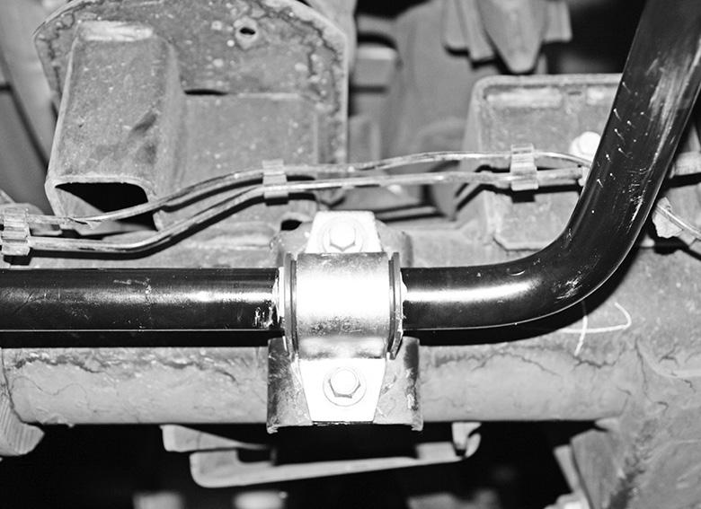 CAUTION Figure 5 Figure 6 Do not allow the anti-sway bar to hit the driveshaft, or the driveshaft may be damaged, which may cause unwanted vibration while driving the vehicle. 7.