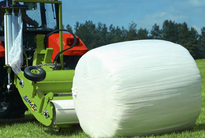 SPIN S - self-loading wrapper features lateral loading gripper allowing quick and effective operation, as harvesting and wrapping is being done during the drive to the next bale or