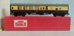 2.26B Hornby Dublo Super-detail Coaches 4037 Pullman Car 2nd./Brake 'Car No. 79'. Excellent condition (base punched to accept lighting kit). Roof varnished to darker grey. Price ( ): 19.00 2.