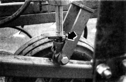 The hitch frame was narrow, permitting normal turns without tractor wheel interference.