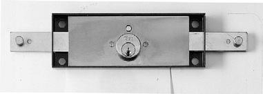 Locks for shutters and garage doors Prezzo unitario e Codice 25 44 157 18 Ø 25 44 25 17.5 Art. 641 01 17.5 8 20 55 8 5 Ø 9 Ø 9 10 15 Shutter lock. Horizontal CENTRAL installation.