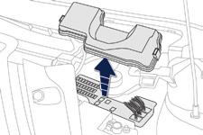 Practical information Fuses under the bonnet Fuse N Rating (A) Functions F Unclip the plastic cover, located below the windscreen, by pressing on the two catches.