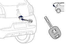 Access Locking / unlocking and opening the boot Using the key Using the remote control 2 - Insert the key in the lock barrel and turn it