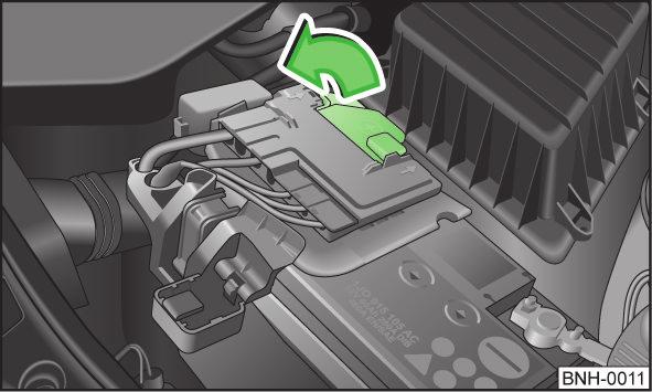 CAUTION The vehicle battery must only be disconnected if the ignition is switched off, otherwise the vehicle's electrical system (electronic components) can be damaged.