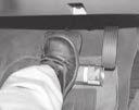 ZAVORNA STOPALKA (NOŽNA ZAVORA) Zavorna stopalka (nožna zavora) je zasnovana z namenom, da upočasni vozilo in ga ustavi. Pri vožnji po klancu navzdol ne pretiravajte z uporabo zavorne stopalke.