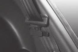 V izogib zatikanju ali ujetju varnostnega pasu pod sedež, trak usmerite skozi nosilce varnostnih pasov zadaj, ki se nahaja za zadnjo steno