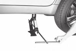 Ročno odstranite kolesne matice, ko je vozilo pri miru. Odstranite vse kolesne matice.