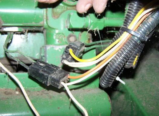 Rute the end f the main cable that has the 31 pin rund plug dwn thrugh the feederhuse pivt pint alng with the JD feederhuse wiring.