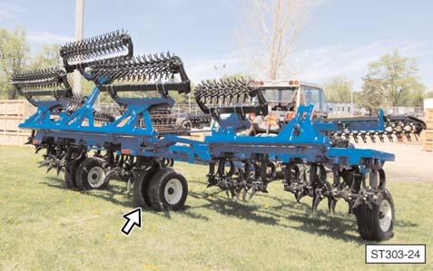 Activate the hydraulic system to lower the wheels and raise the implement to the transport position. 5.