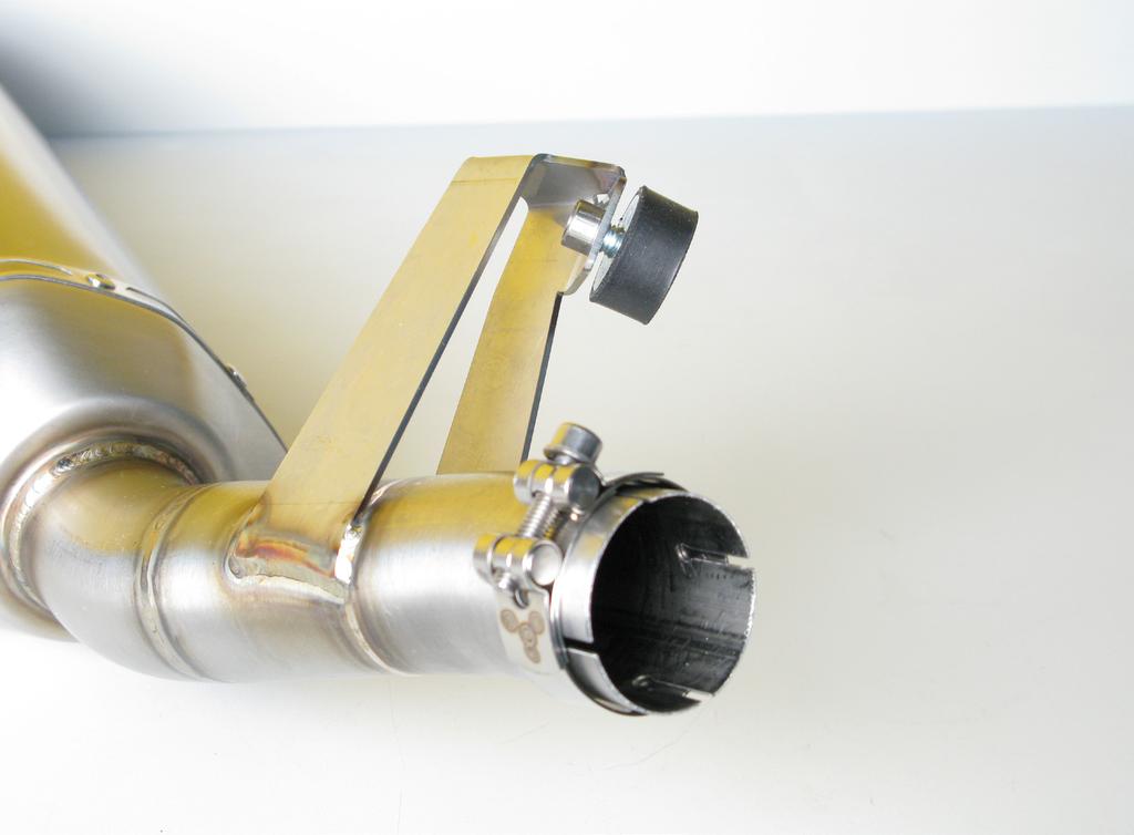 Tighten the Akrapovič central stand rubber stopper onto the Akrapovič link pipe bracket (Figure 4)