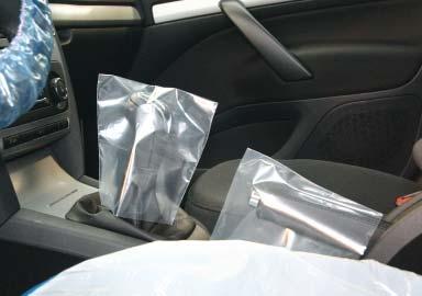 Disposable cover for gear shift and handbrake made of transparent polyethylene.