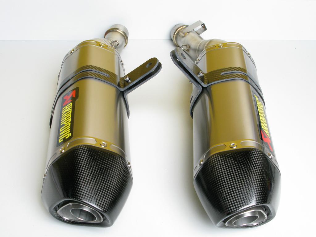 www.akrapovic.com 2. For Slip-On only: correctly position the carbon-fiber clamps and slide them onto the mufflers (Figure 9).