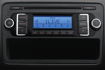 MP3-predvajalniku ali mobilnem telefonu (z brezžično povezavo preko tehnologije Bluetooth). Možnosti je res veliko, dopolnite pa jih lahko še z opremo, ki omogoča varno telefoniranje med vožnjo.