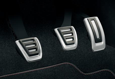 The knob of the gear stick also comes in black leather. The sleeve features red stitching, which you can also find on the carpets.