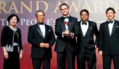 EVENT HIGHLIGHTS 2011/12 (cont d) 9 PUTRA BRANd AwARdS 2012 A PRESTIGIOUS PEOPLE S CHOICE AWARD 9 On 24 April 2012, BONIA received the Putra Most Promising Brand of the Year under the Apparel and