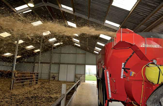 MIXER FEEDER wagons Simple and reliable drive 12 13 The straw blower is equipped with a mechanically powered turbine.