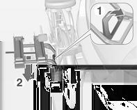 Prostori za spravljanje 59 1. Namestite adapter na nosilec na zadku vozila, kot kaže slika. 2. Obrnite ročico (1) naprej in jo držite, nato pa spustite adapter (2) v zadnjem delu. 3.