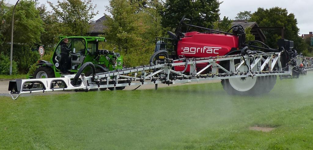 The boom is equipped with single switching nozzles, but in the sprayer software always 3 nozzles are grouped together. So the sprayer has 22 switchable nozzle sections.