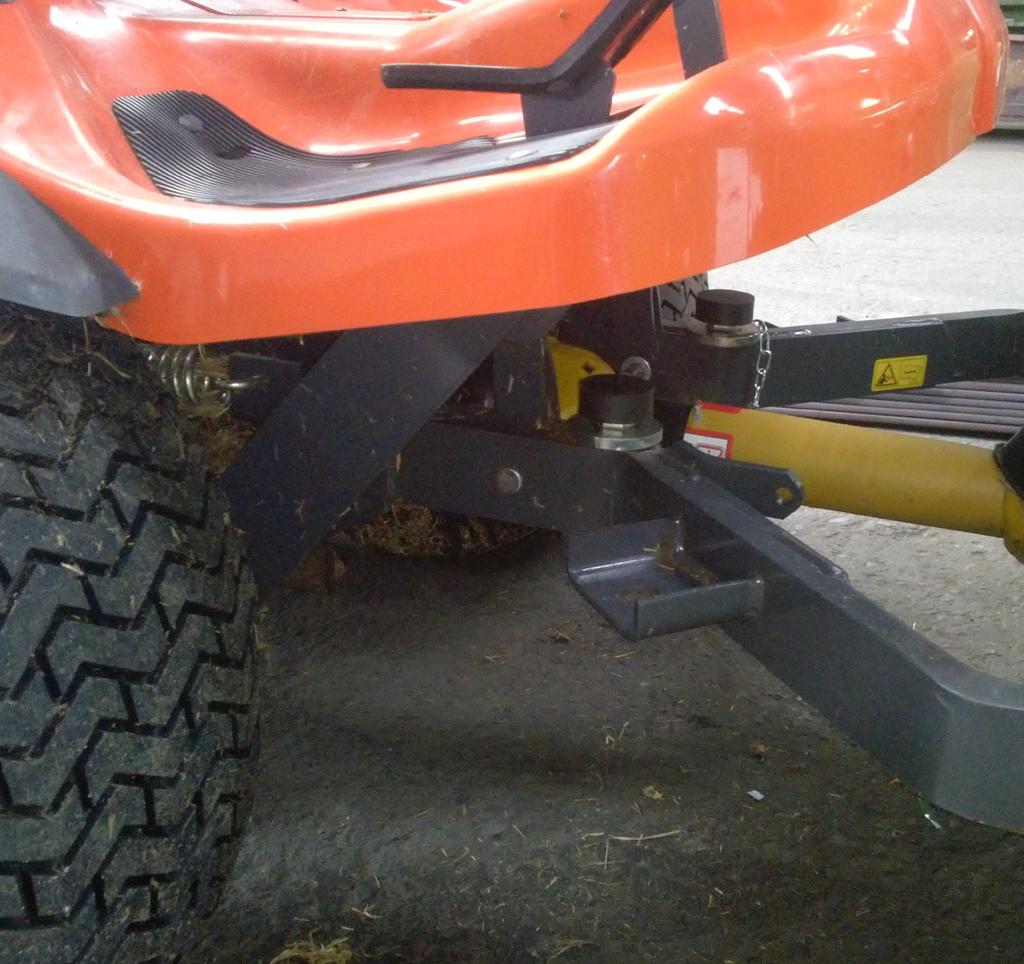 Rest tractor arms 1 on the nylon buffer 2 and secure the position with pin 4. 3. Connect the PTO shaft to the gearbox 5. 5 1 2 3 4 Fig.