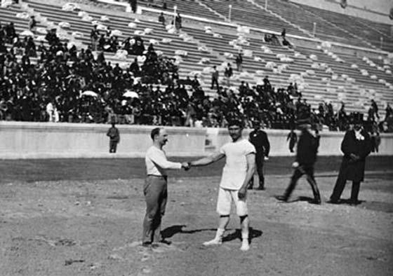MAADLUS OLÜMPIAMÄNGUDEL Kaasaegsete olümpiamängude esimeses maadlusmatšis olid loosi tahtel vastamisi kreeklane Christopoulos ja ungarlane Topavicza.