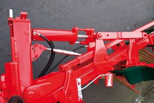 This shift in the centre of gravity also means that there is less strain on the tractor s lifting mechanism and reduces the risk of tipping while working on slopes.