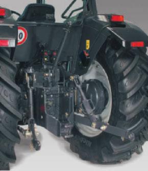 The tractor can be optionally equipped with a rear lever allowing the operator to control raising and lowering of the lift from the ground (fig. H).