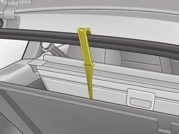Luggage compartment To ensure proper handling of your car, always distribute any load which you carry (passengers and luggage).
