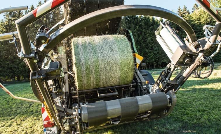 Thanks to the intelligent wrapping system and a sensor roller, the optimal number of plastic layers are wrapped around the bales, with an even overlap of each layer.