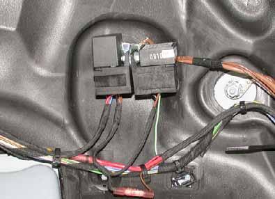 Brown (br) wire of wiring harness of engine compartment fuse holder Brown (br) wire 9 of fan controller wiring harness Connecting