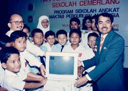 VISION Dato Sri Hilmey ketika Majlis Penyampaian Hadiah bagi Sekolah Paling Cemerlang di bawah Program Sekolah Angkat Maktab Perguruan Malaysia TO BE A DISTINCTIVE WORLD CLASS INVESTMENT HOUSE