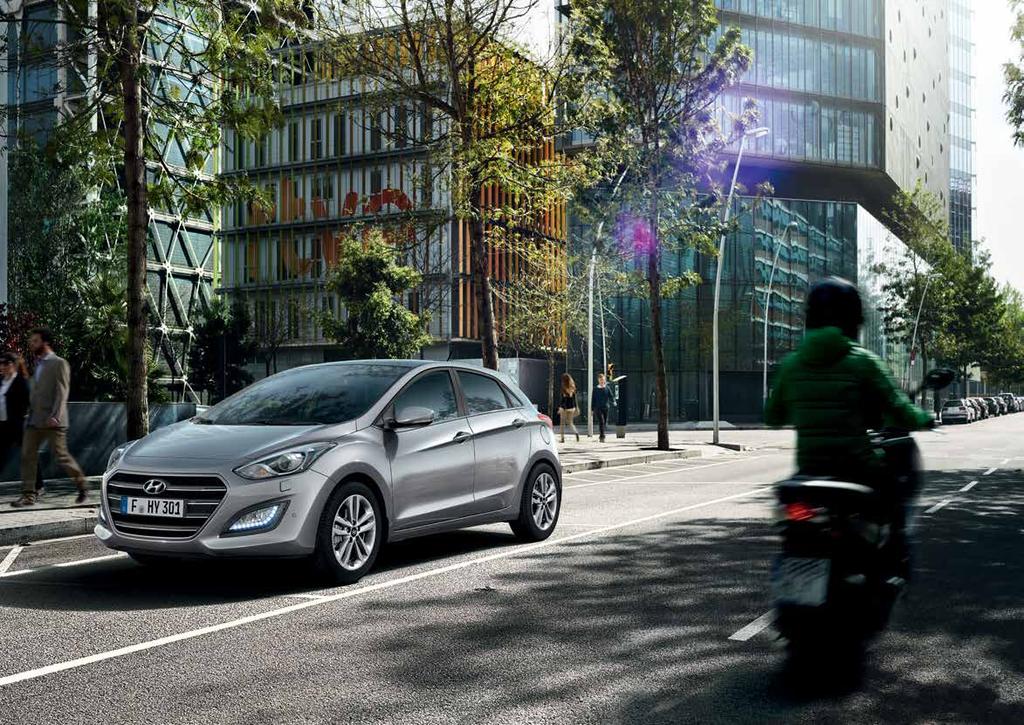 Izrazito dinamičen. Hyundai i30. Hyundai i30 očara z zapeljivim in dinamičnim dizajnom, prostorno in udobno notranjostjo, mikavno športnostjo ter vsestransko uporabnostjo.