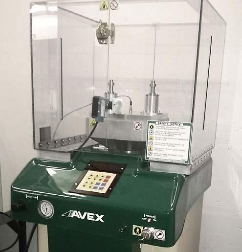 The laboratory system realistically simulates a variety of shock loads of more than 1000 g. After the shock test, the drives must be fully functional.