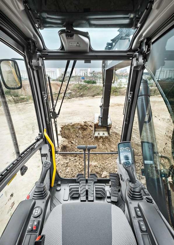 CAB COMFORT & VISABILITY All-around visibility and an excellent operator environment are at the centre of Volvo s cab design. The EC220D features new Volvo styling.