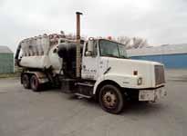 (Not Inspected) PULASKI, PENNSYLVANIA Support Vehicles #155 2001 KENWORTH Model T800 Tandem Axle Sleep Truck Tractor, powered by Cat 3126 diesel engine. Reported good condition.